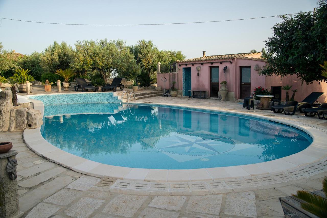Dependance In Villa Con Piscina Ragusa Bagian luar foto