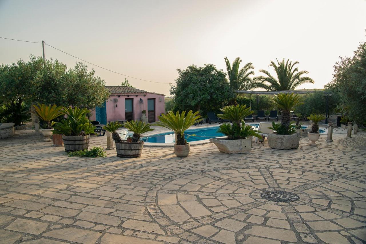 Dependance In Villa Con Piscina Ragusa Bagian luar foto