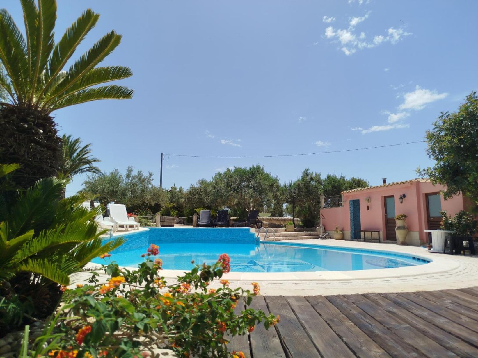 Dependance In Villa Con Piscina Ragusa Bagian luar foto