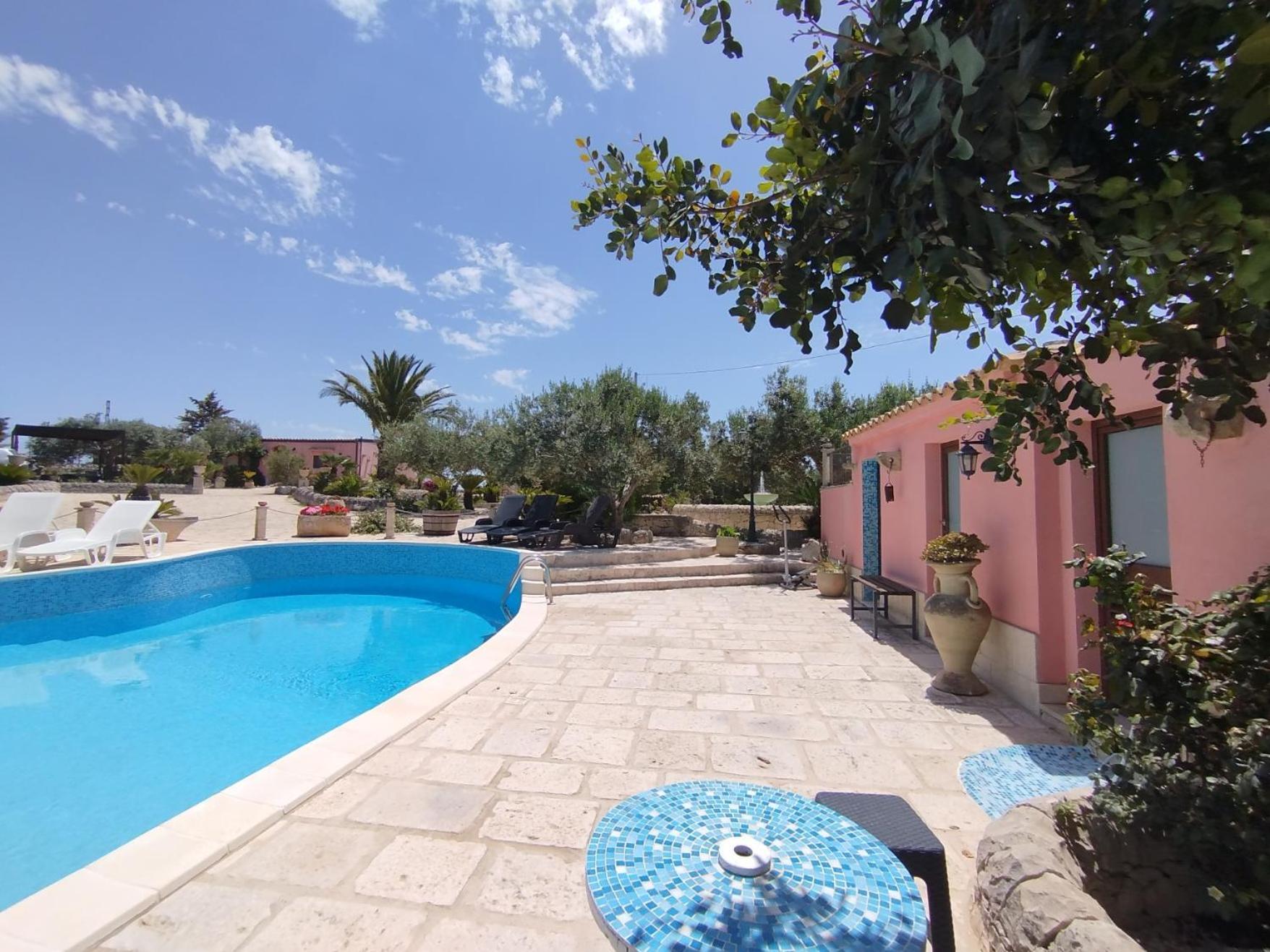 Dependance In Villa Con Piscina Ragusa Bagian luar foto